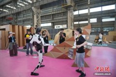 3件做品从无到有、连片排布 